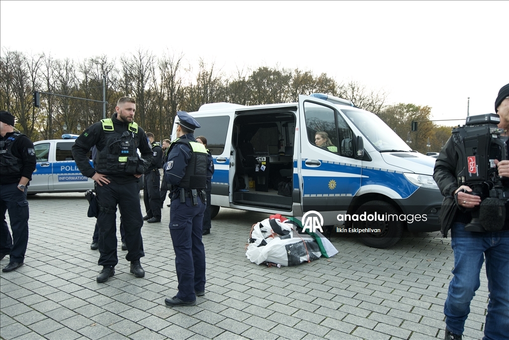 У исторических Бранденбургских ворот в Берлине был вывешен баннер в поддержку Палестины