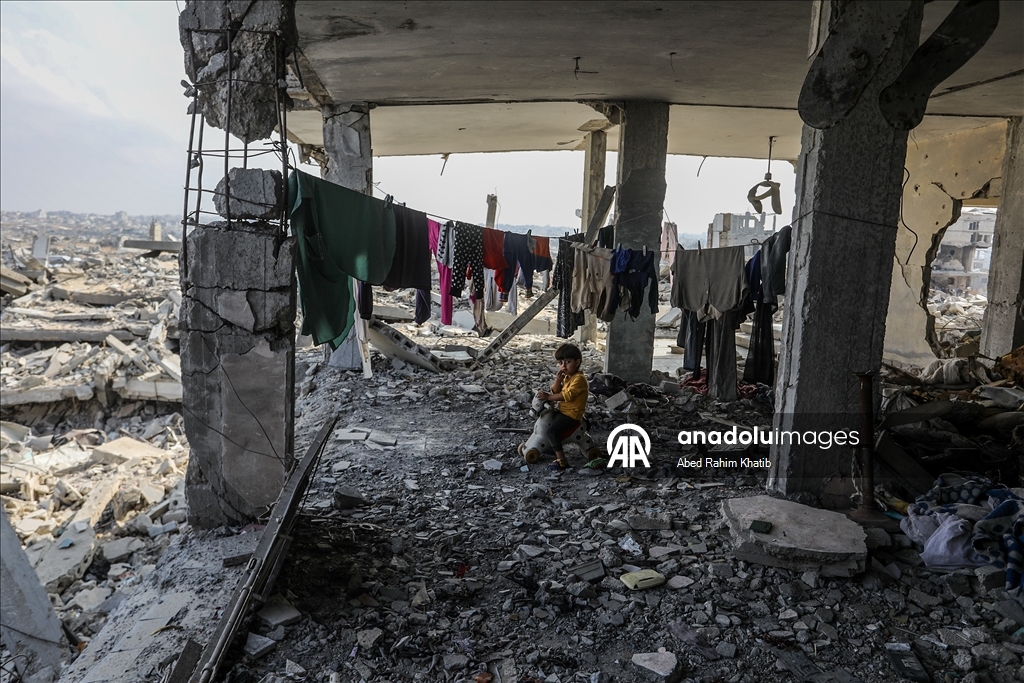 Палестинцы возвращаются в разрушенные дома после вывода израильских войск из района аль-Катиба