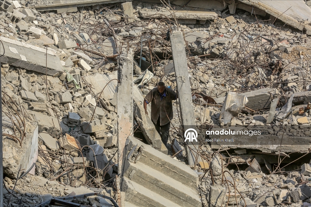 Палестинцы возвращаются в разрушенные дома после вывода израильских войск из района аль-Катиба