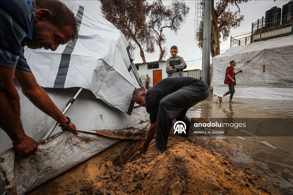"مرحلة كارثية".. غرق خيام ومراكز إيواء في غزة بمياه الأمطار