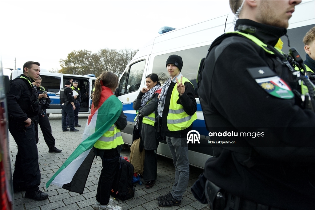 У исторических Бранденбургских ворот в Берлине был вывешен баннер в поддержку Палестины