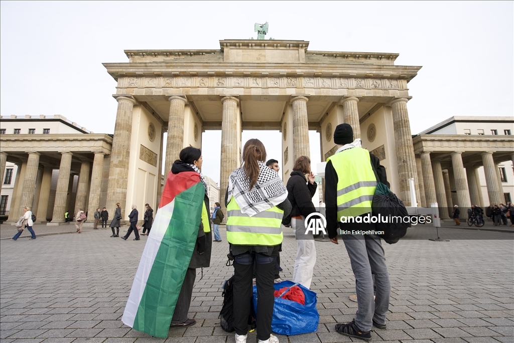 У исторических Бранденбургских ворот в Берлине был вывешен баннер в поддержку Палестины
