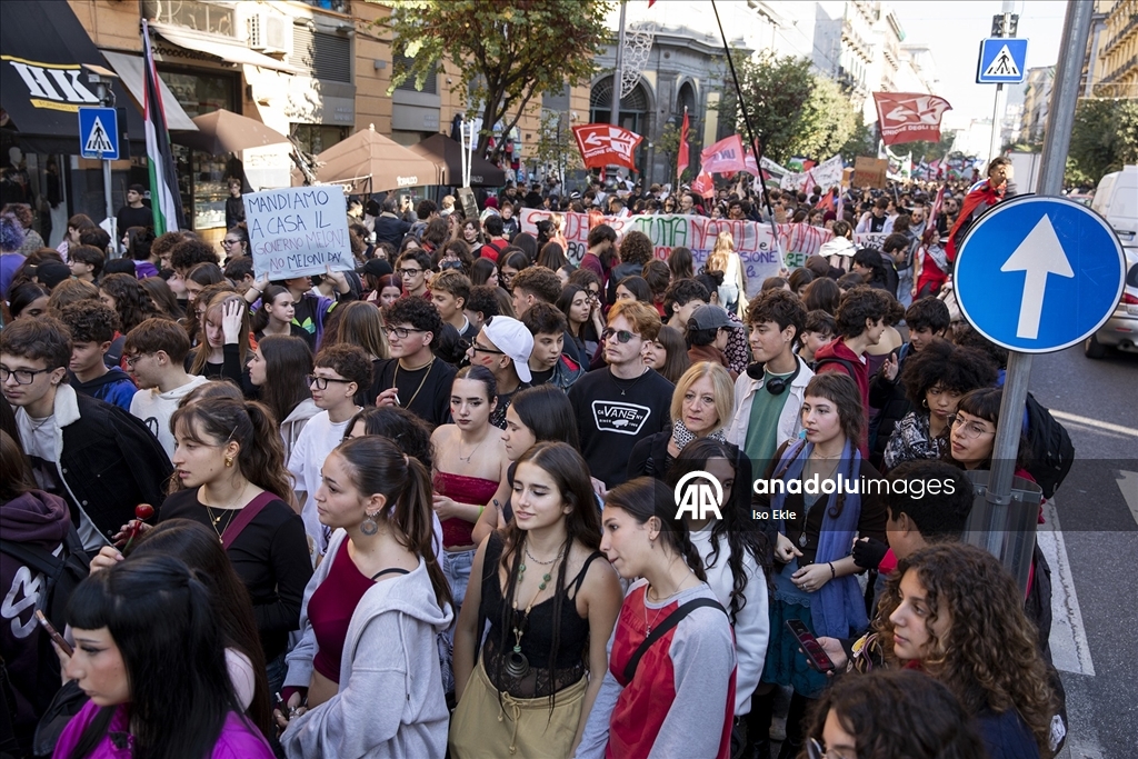 İtalya'da Gazze için öğrenciler greve gitti