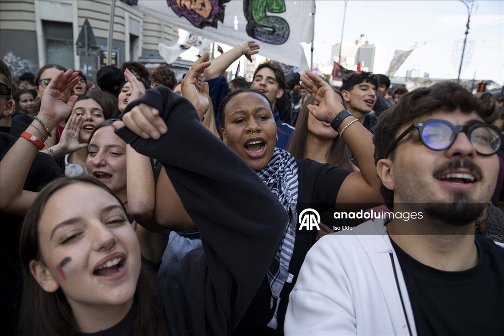 İtalya'da Gazze için öğrenciler greve gitti