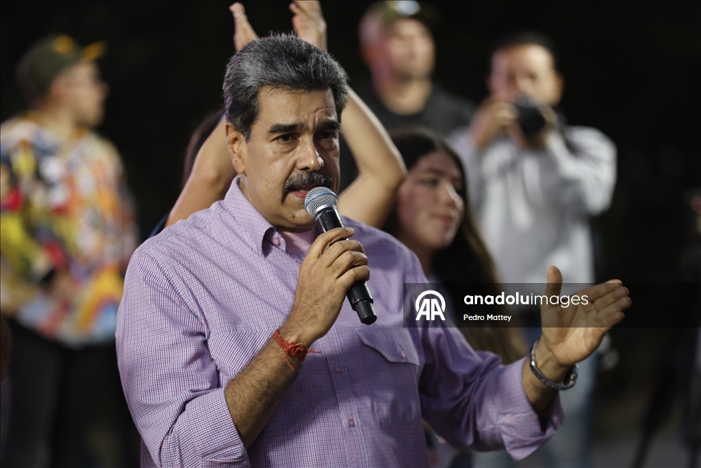 Сторонники Мадуро собрались в Каракасе на День молодежи