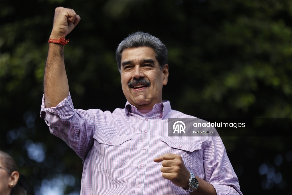 Сторонники Мадуро собрались в Каракасе на День молодежи