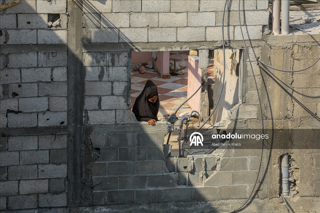 Палестинцы возвращаются в разрушенные дома после вывода израильских войск из района аль-Катиба