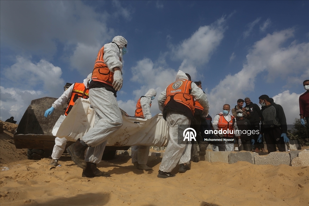 Gazze'de kimlikleri tespit edilemeyen 30 Filistinlinin cenazesi Deyr Belah'ta defnedildi