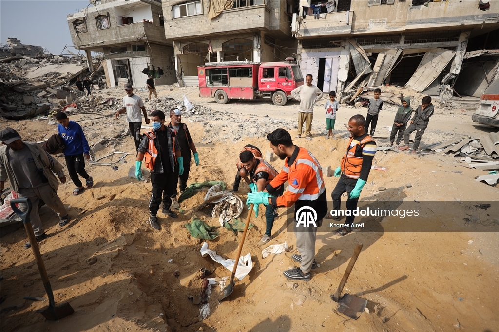 Извлечены тела палестинцев, убитых в результате израильских атак и захороненных во временных могилах