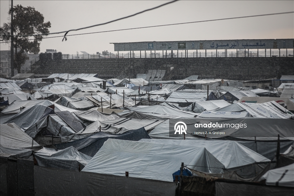 "مرحلة كارثية".. غرق خيام ومراكز إيواء في غزة بمياه الأمطار