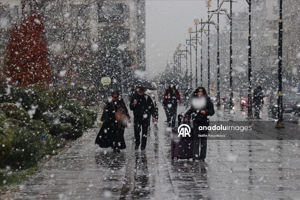 Sivas'a mevsimin ilk karı yağdı