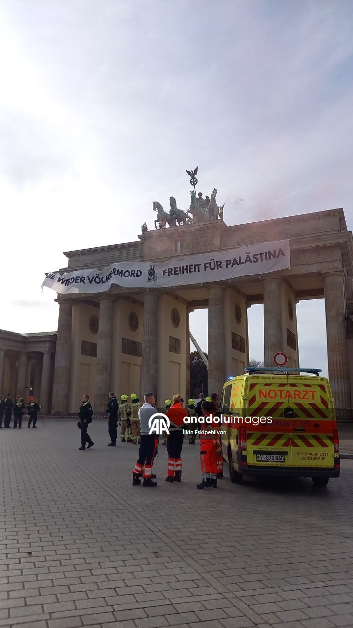 У исторических Бранденбургских ворот в Берлине был вывешен баннер в поддержку Палестины