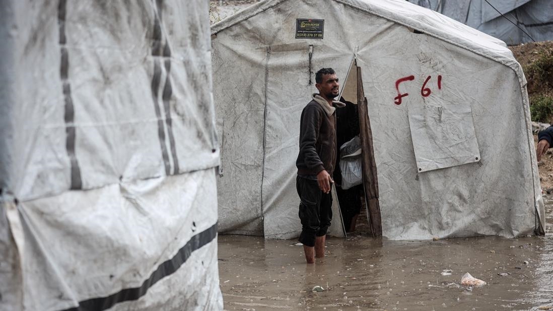 Gazze'de yoğun yağış nedeniyle İsrail saldırılarında evleri yıkılanların kaldığı çadırları su bastı