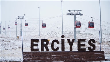 İç Anadolu'nun zirvesi Erciyes Dağı, Sivas ve Ardahan'ın yüksek kesimlerine kar yağdı