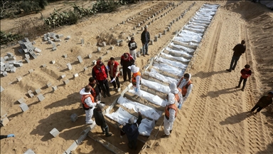 Gazze'de kimlikleri tespit edilemeyen 30 Filistinlinin cenazesi Deyr Belah'ta defnedildi