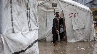 Gazze'de yoğun yağış nedeniyle İsrail saldırılarında evleri yıkılanların kaldığı çadırları su bastı