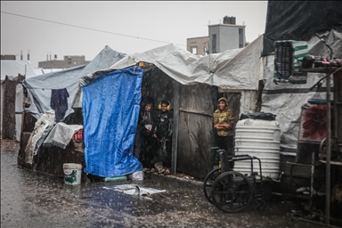 "مرحلة كارثية".. غرق خيام ومراكز إيواء في غزة بمياه الأمطار