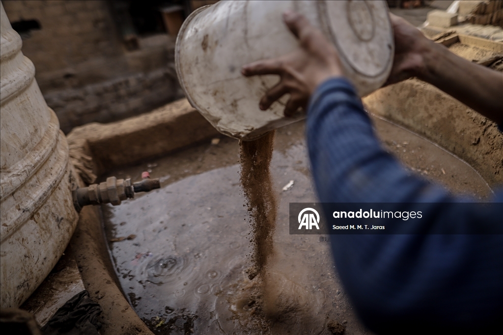 Gazze'de Filistinliler zor şartlarına rağmen mesleklerini sürdürüyor