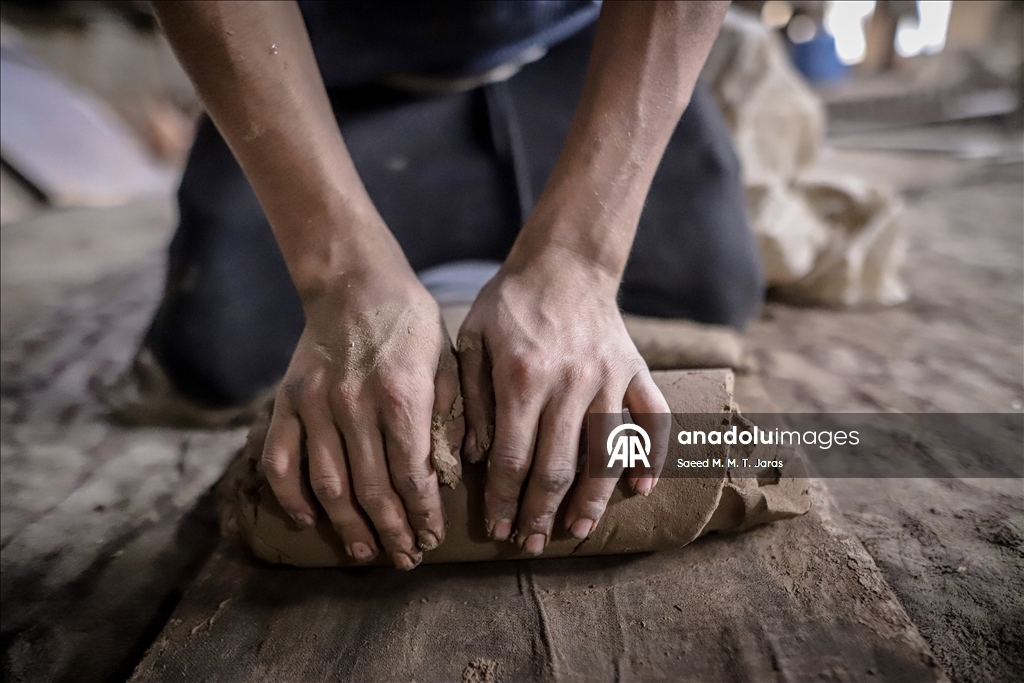 Gazze'de Filistinliler zor şartlarına rağmen mesleklerini sürdürüyor