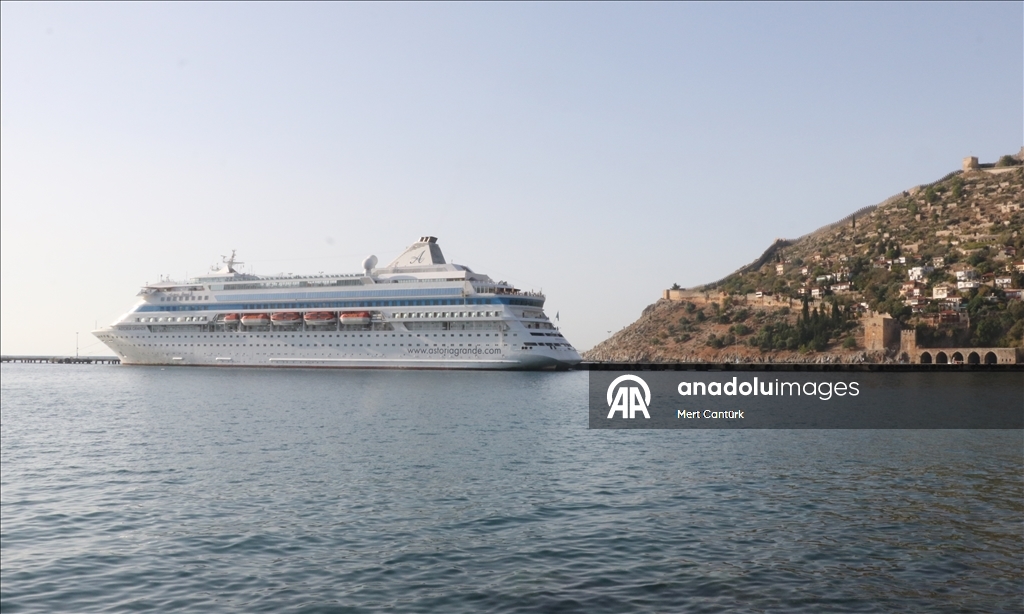 Круизный лайнер «Astoria Grande» под флагом Палау пришвартовался в порту Аланьи