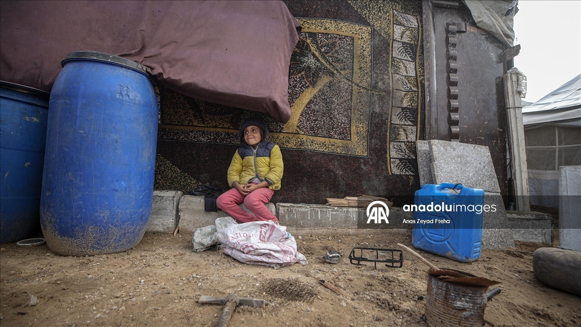 Gazze'de yerinden edilmiş Filistinli aileler kışı yıpranmış çadırlarla karşılıyor