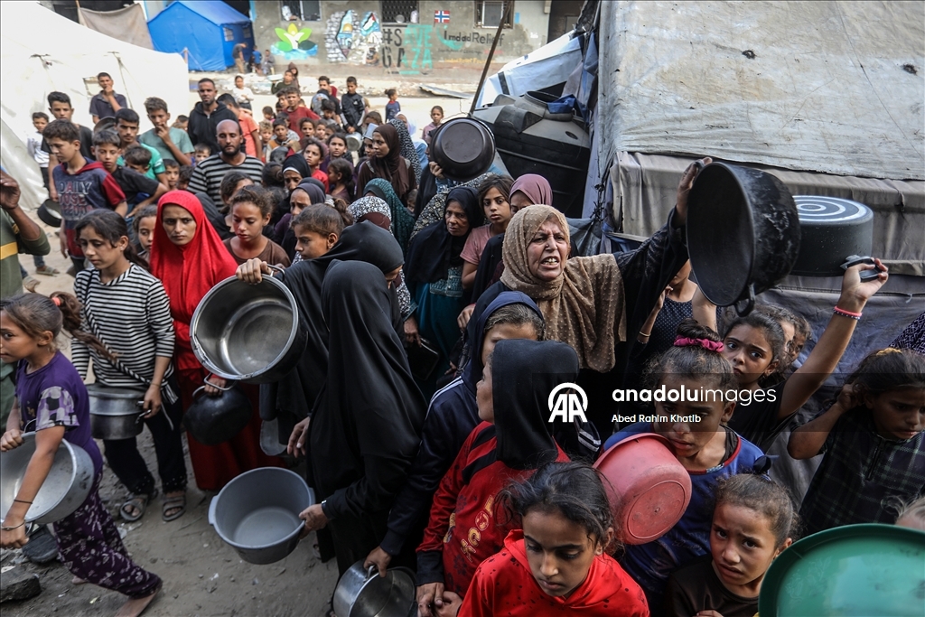 Gazze'de yerinden edilen Filistinlilere yemek dağıtıldı