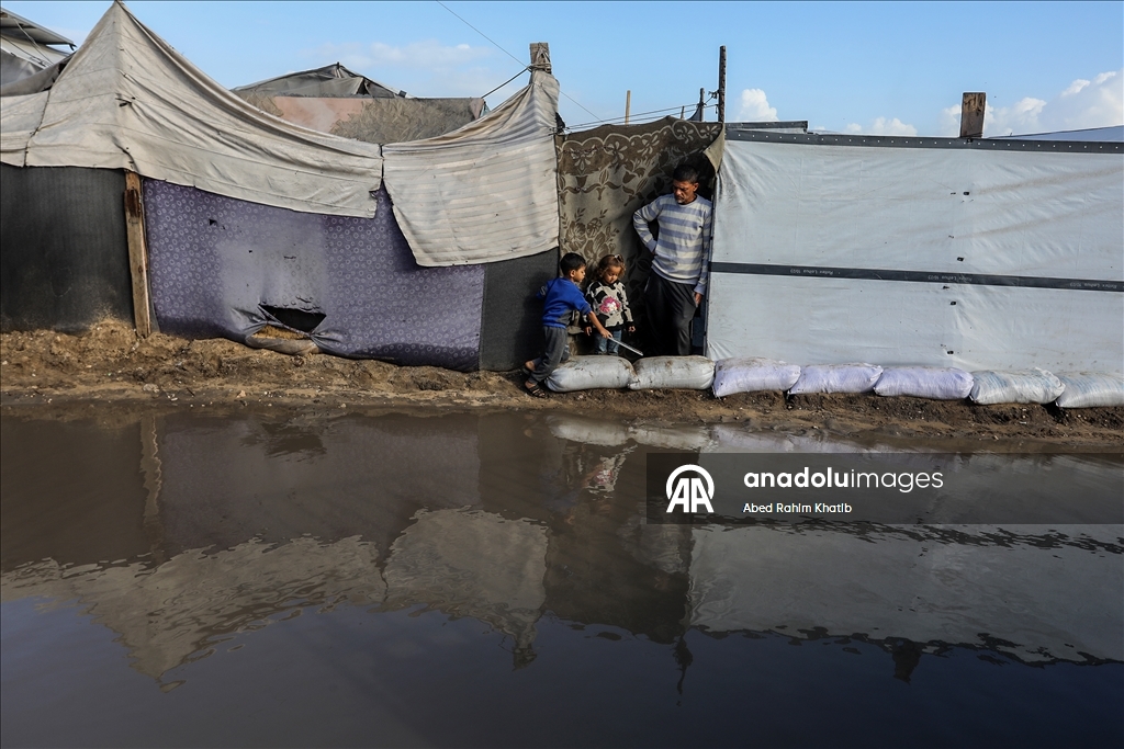Gazze'de biriken yağmur suları çadırlarda kalan Filistinlilerin yaşamını zorlaştırdı