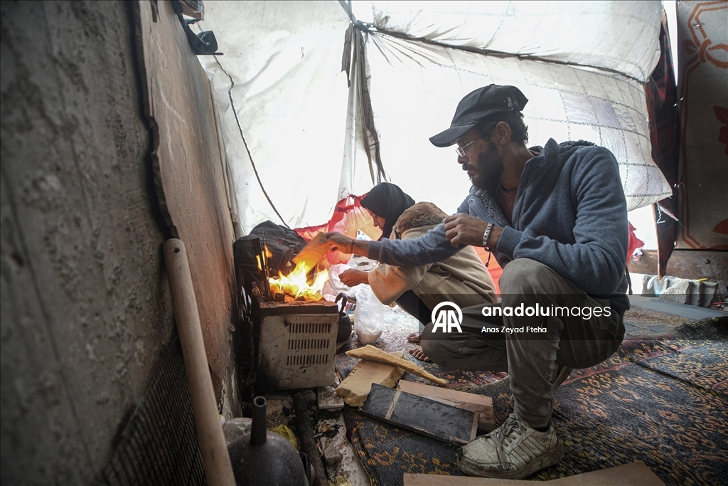 Gazze'de Filistinli Ramazan ailesi kışı enkaz halindeki evlerinde karşılıyor