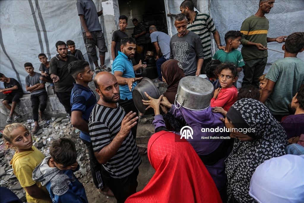 Gazze'de yerinden edilen Filistinlilere yemek dağıtıldı
