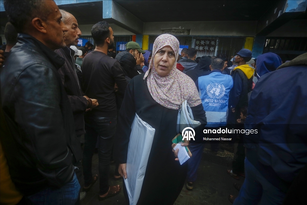 Gazze'de yüzlerce Filistinli yeni çadır alabilmek için UNRWA ofisi önünde toplandı