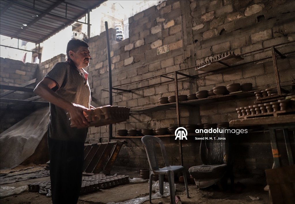 Gazze'de Filistinliler zor şartlarına rağmen mesleklerini sürdürüyor