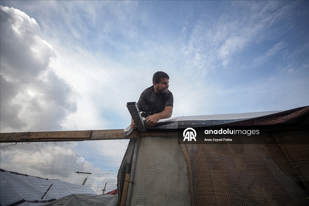 Gazze'de yerinden edilmiş Filistinli aileler kışı yıpranmış çadırlarla karşılıyor