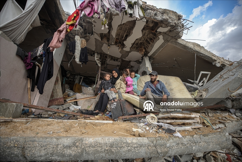 Gazze'de Filistinli Ramazan ailesi kışı enkaz halindeki evlerinde karşılıyor
