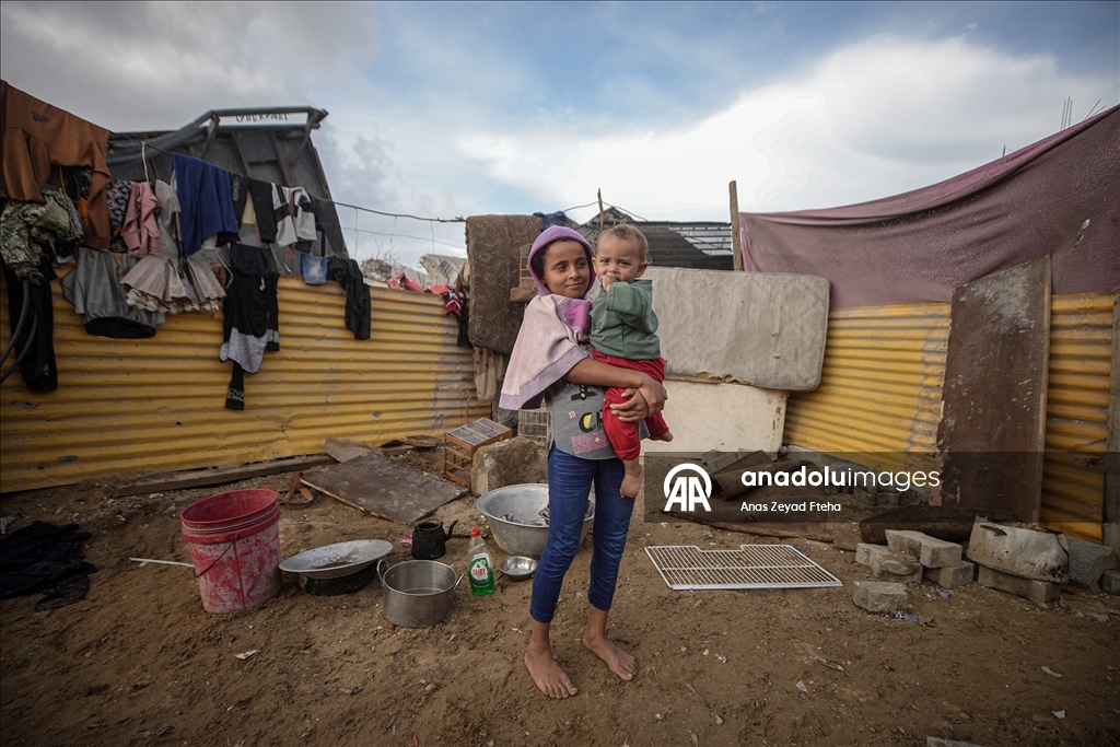 Gazze'de yerinden edilmiş Filistinli aileler kışı yıpranmış çadırlarla karşılıyor