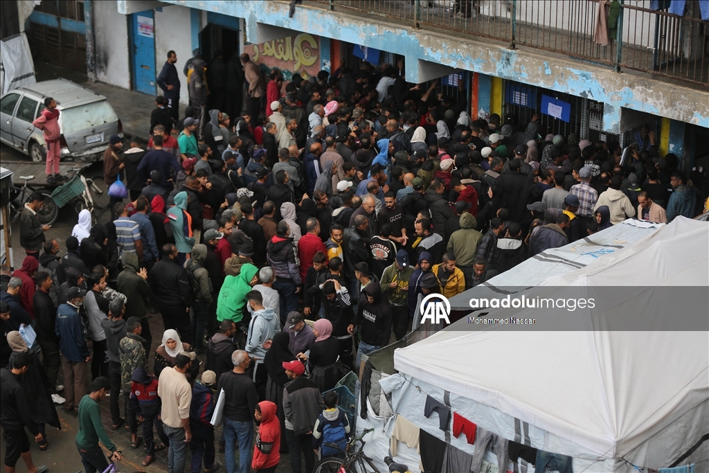 Gazze'de yüzlerce Filistinli yeni çadır alabilmek için UNRWA ofisi önünde toplandı