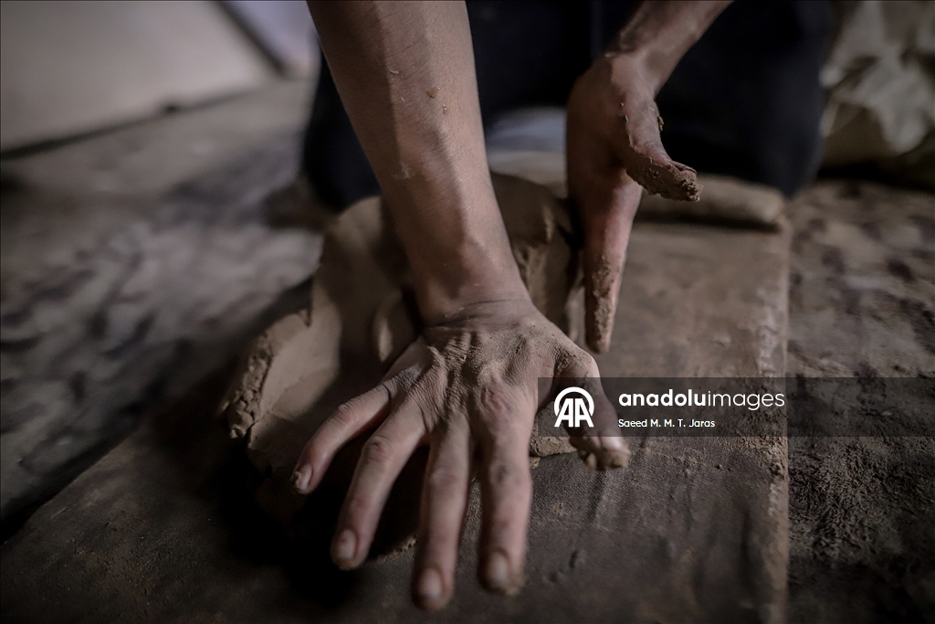 Gazze'de Filistinliler zor şartlarına rağmen mesleklerini sürdürüyor