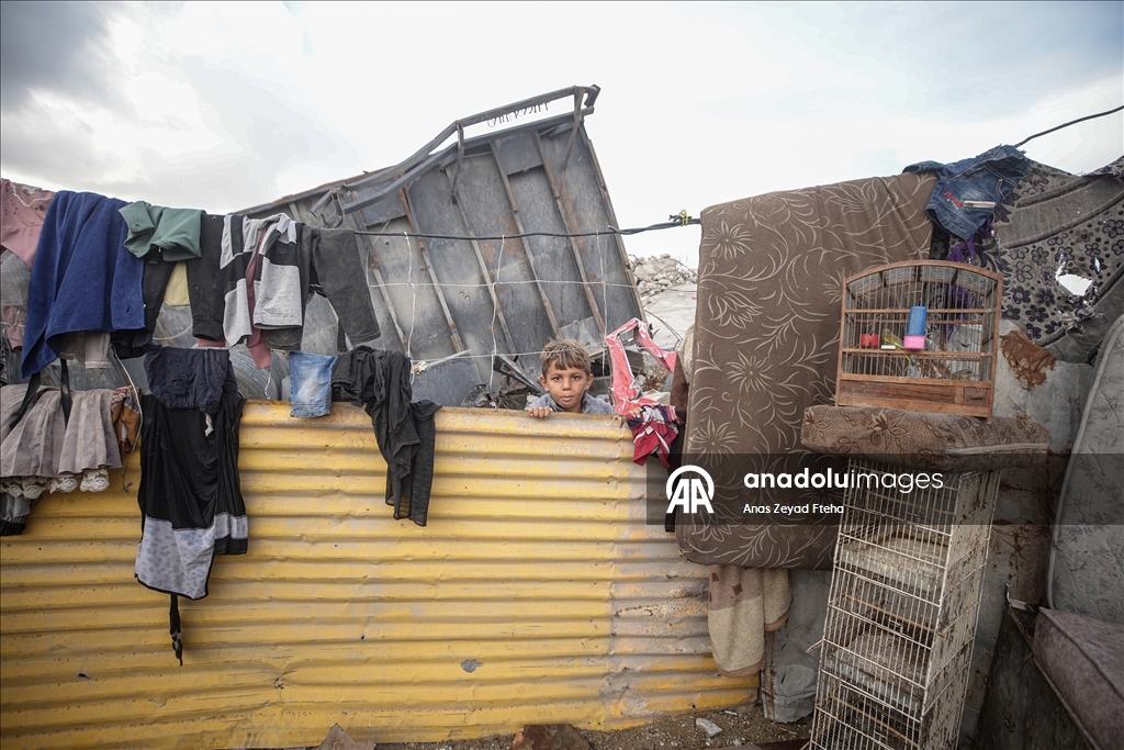Gazze'de yerinden edilmiş Filistinli aileler kışı yıpranmış çadırlarla karşılıyor