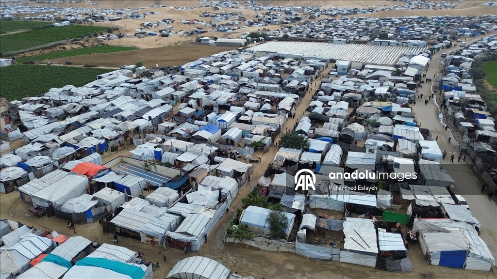 Gazze'de yerinden edilmiş Filistinli aileler kışı yıpranmış çadırlarla karşılıyor