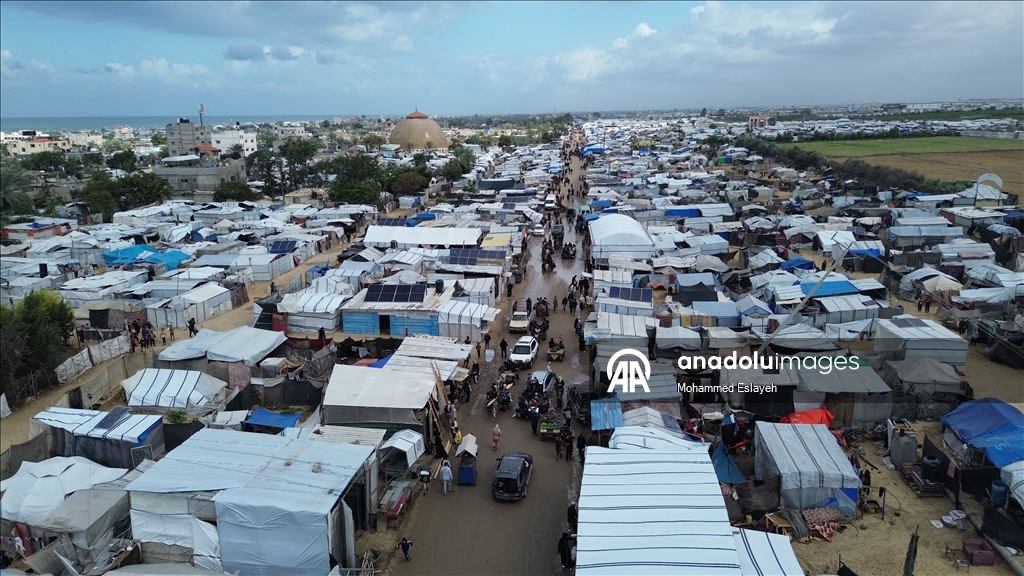 Gazze'de yerinden edilmiş Filistinli aileler kışı yıpranmış çadırlarla karşılıyor