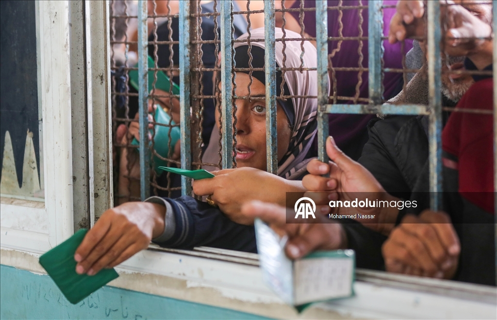 Gazze'de yüzlerce Filistinli yeni çadır alabilmek için UNRWA ofisi önünde toplandı