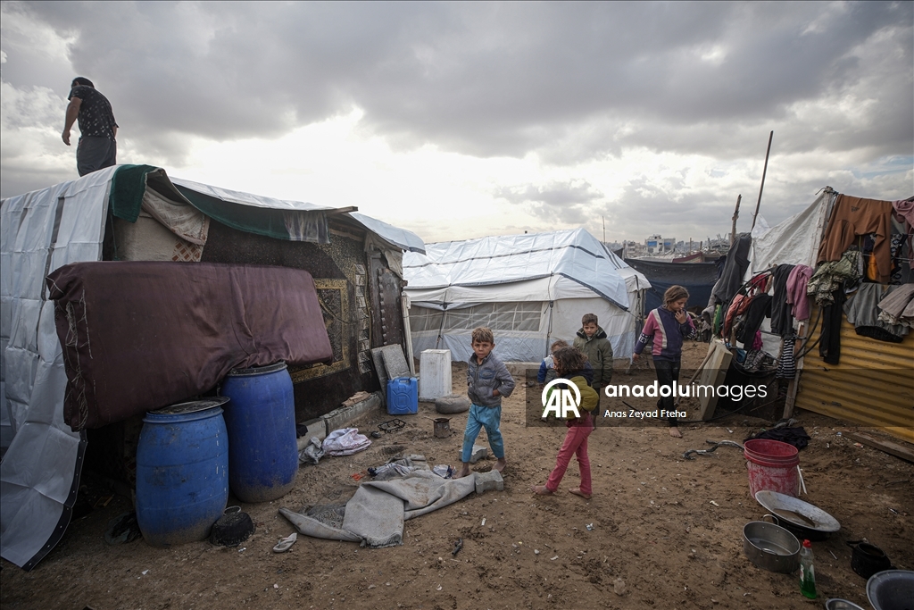 Gazze'de yerinden edilmiş Filistinli aileler kışı yıpranmış çadırlarla karşılıyor