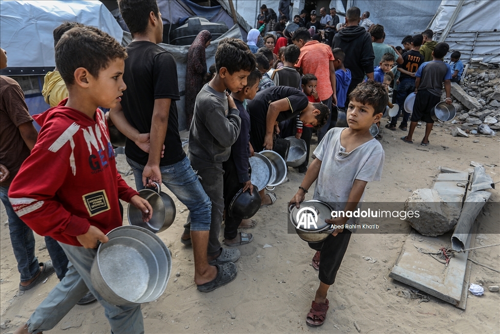 Gazze'de yerinden edilen Filistinlilere yemek dağıtıldı