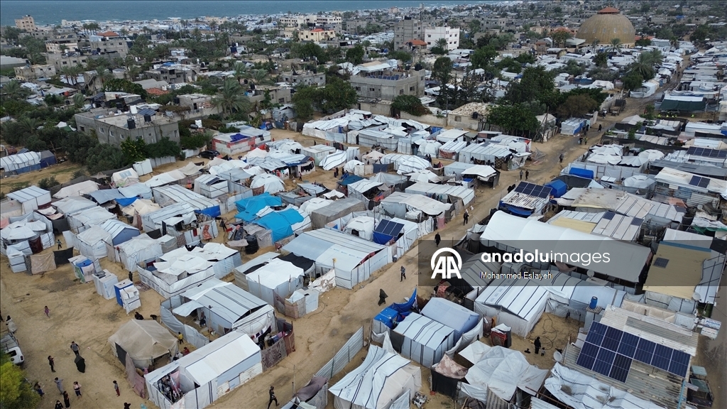 Gazze'de yerinden edilmiş Filistinli aileler kışı yıpranmış çadırlarla karşılıyor