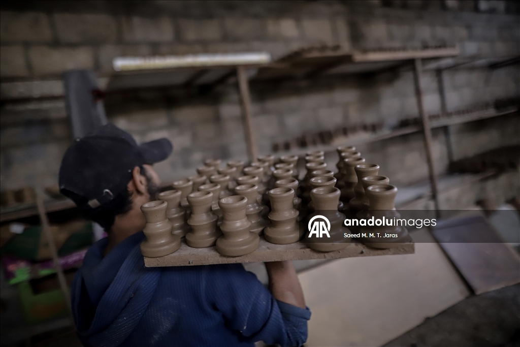 Gazze'de Filistinliler zor şartlarına rağmen mesleklerini sürdürüyor