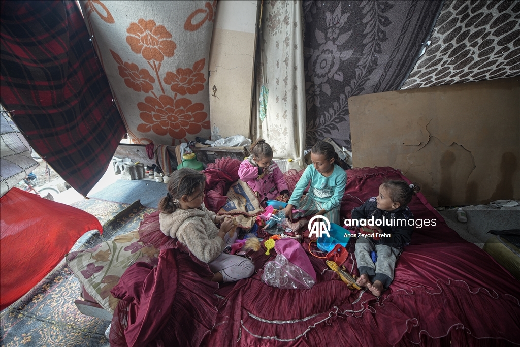 Gazze'de Filistinli Ramazan ailesi kışı enkaz halindeki evlerinde karşılıyor