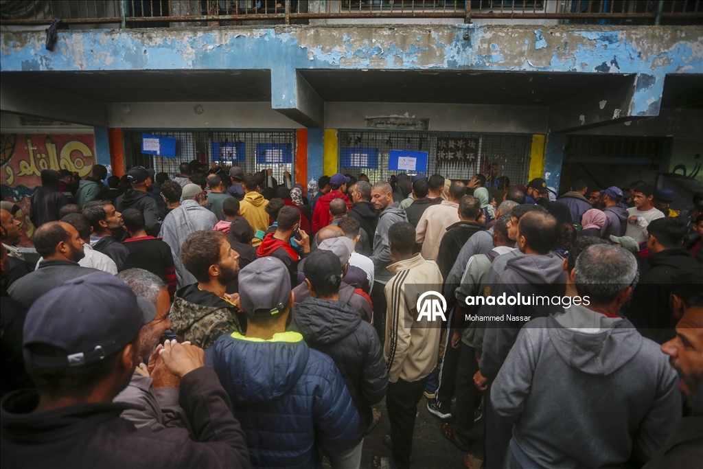 Gazze'de yüzlerce Filistinli yeni çadır alabilmek için UNRWA ofisi önünde toplandı