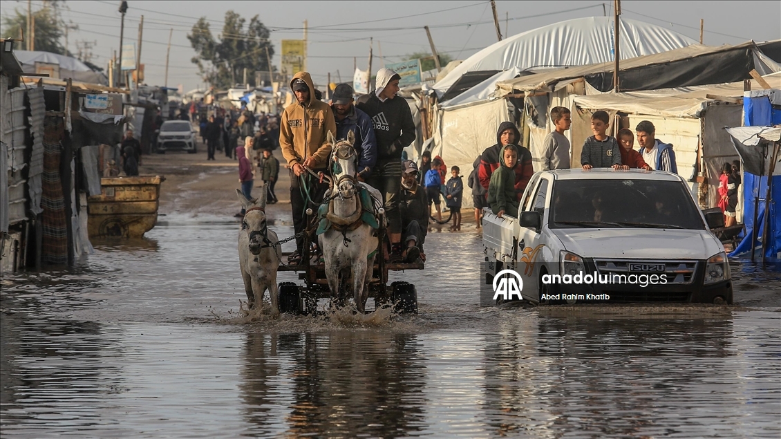 Gazze'de biriken yağmur suları çadırlarda kalan Filistinlilerin yaşamını zorlaştırdı