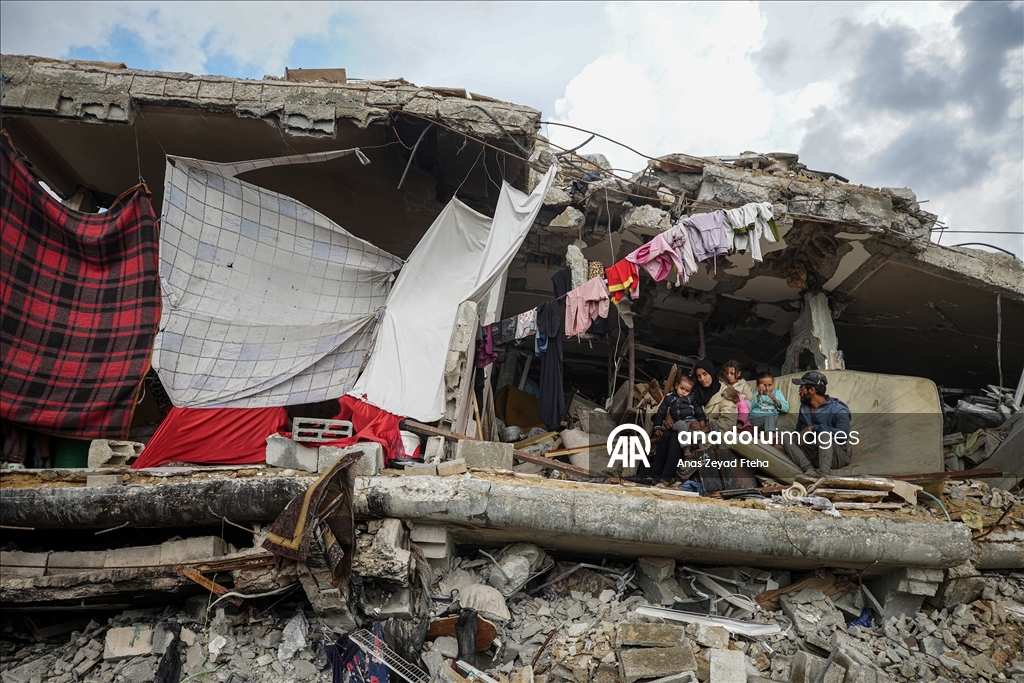 Gazze'de Filistinli Ramazan ailesi kışı enkaz halindeki evlerinde karşılıyor