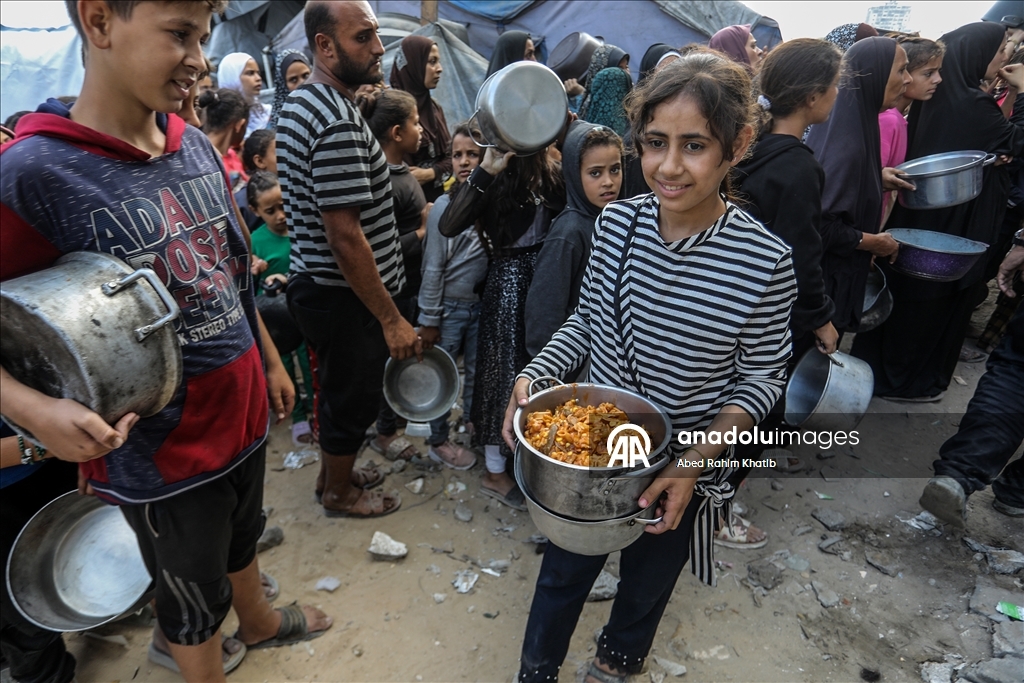 Gazze'de yerinden edilen Filistinlilere yemek dağıtıldı