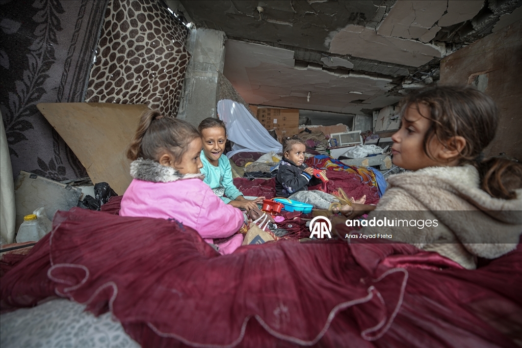 Gazze'de Filistinli Ramazan ailesi kışı enkaz halindeki evlerinde karşılıyor